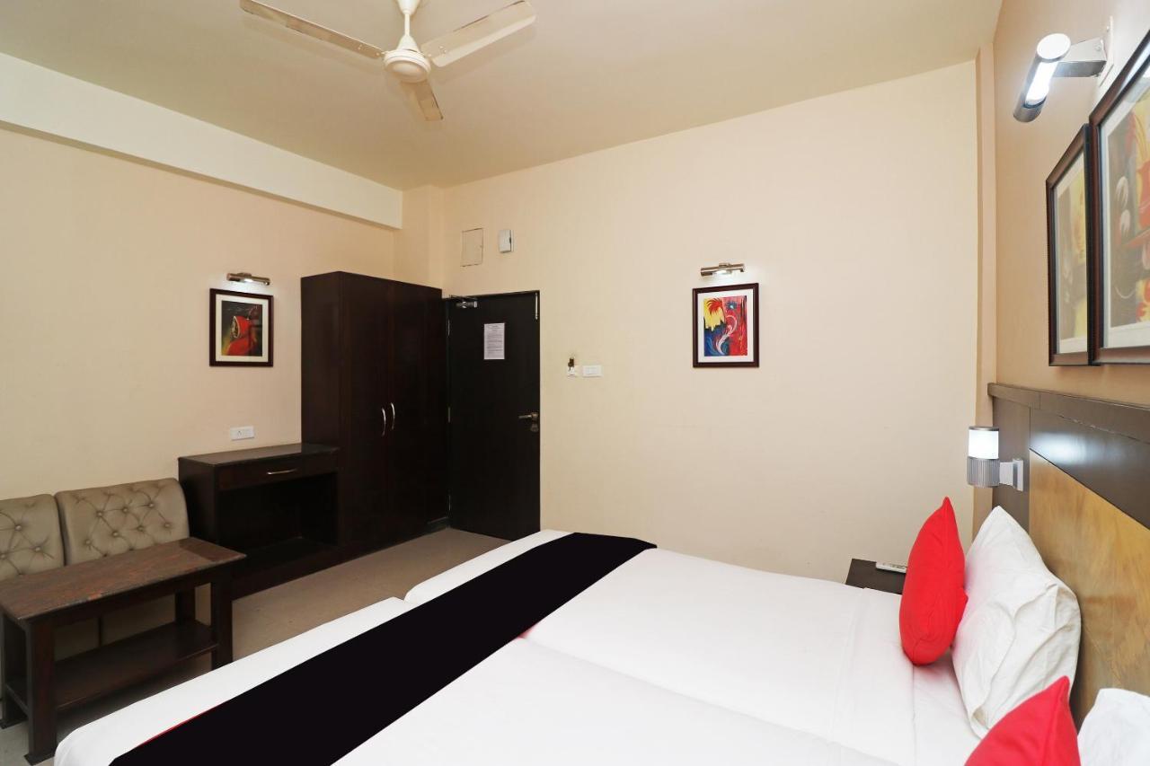 Capital O 40848 Hotel Mirabel Kupand Exterior photo