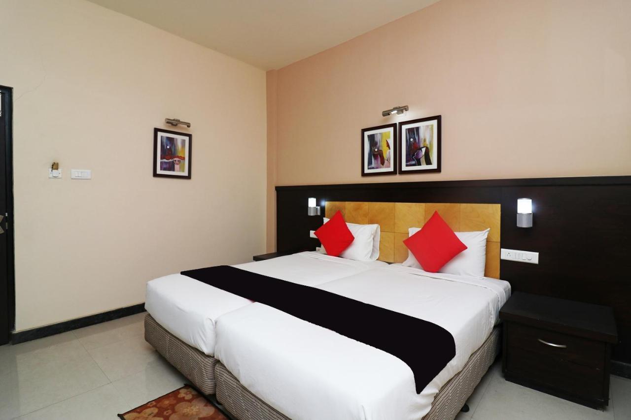 Capital O 40848 Hotel Mirabel Kupand Exterior photo
