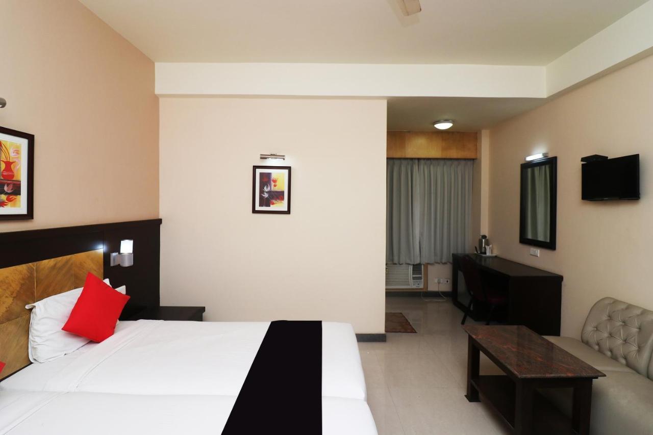 Capital O 40848 Hotel Mirabel Kupand Exterior photo