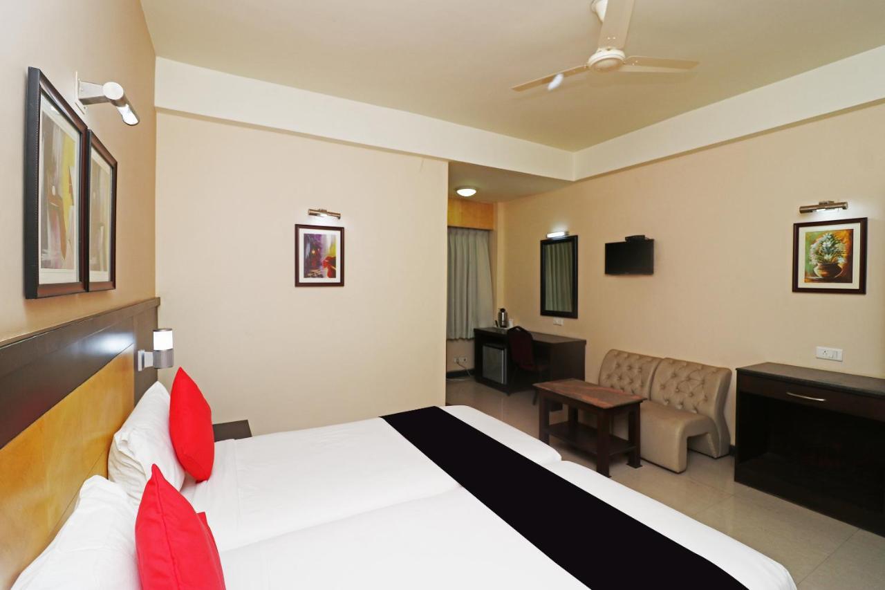 Capital O 40848 Hotel Mirabel Kupand Exterior photo