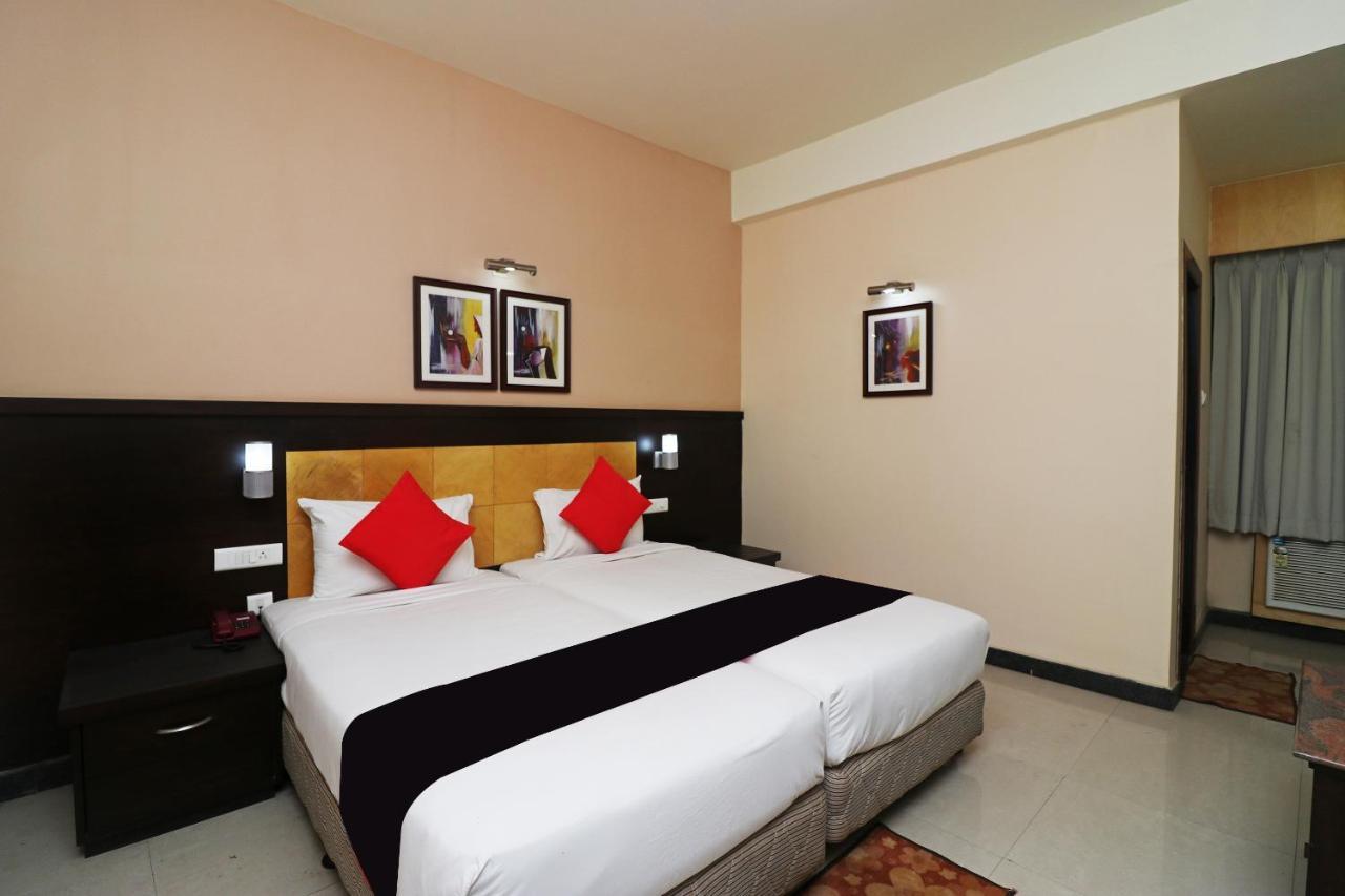 Capital O 40848 Hotel Mirabel Kupand Exterior photo